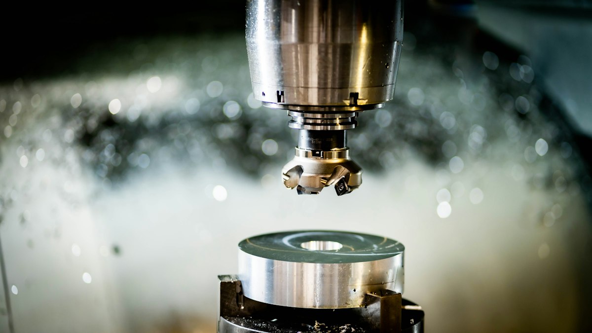 Proceso de maquinado CNC sobre pieza metálica, imagen ilustrativa